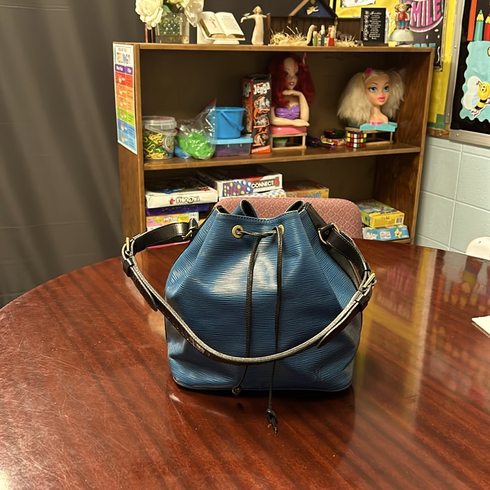 Epi blue leather Noe